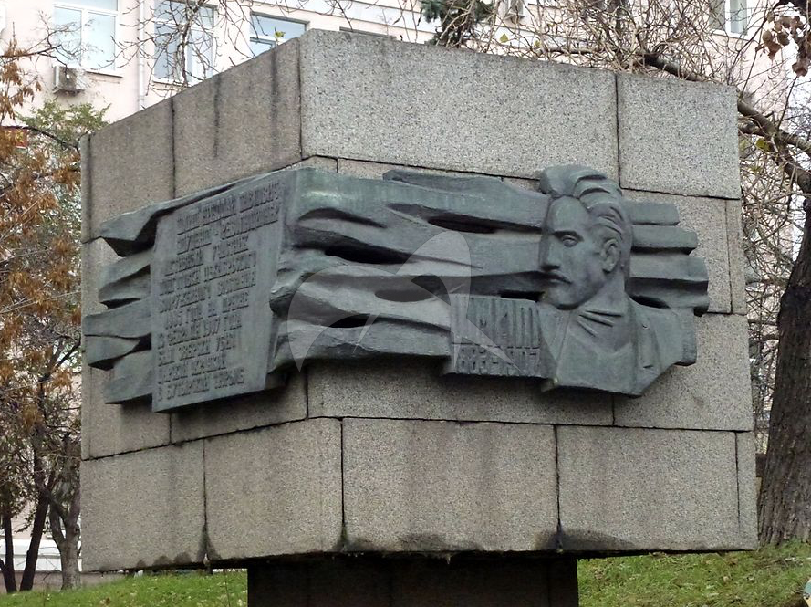 Памятник Н.П. Шмиту, 1971 г., ск. Г.Д. Распопов, В.И. Юдин, арх. Г.П. Карибов, бронза, гранит
