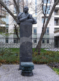 Памятник А.В. Щусеву, 1980 г., ск. И.М. Рукавишников, арх. Б.И. Тхор, гранит, бронза