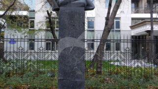 Памятник А.В. Щусеву, 1980 г., ск. И.М. Рукавишников, арх. Б.И. Тхор, гранит, бронза