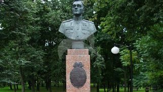 Памятник А.С. Яковлеву, 1976 г., ск. М.К. Аникушин, арх. А.А. Заварзин, бронза, гранит