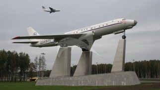 Монумент самолету Ту-104 А/Б, 1956 г., ген. констр. А.Н. Туполев, алюминий, бетон