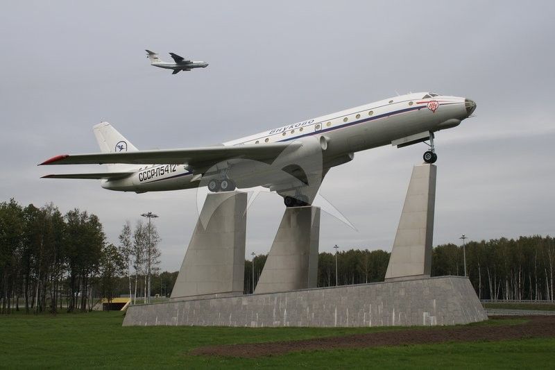 Монумент самолету Ту-104 А/Б, 1956 г., ген. констр. А.Н. Туполев, алюминий, бетон