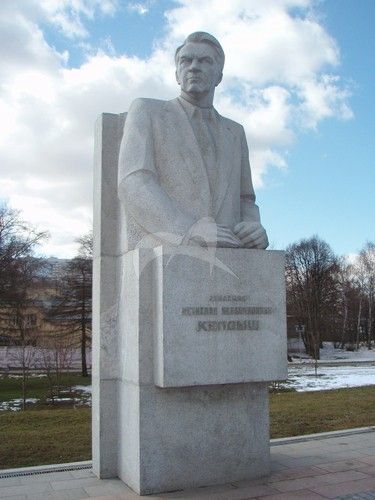 Памятник М.В. Келдышу, 1981 г., ск. Ю.Л. Чернов, гранит