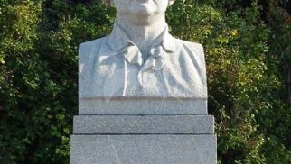 Памятник М.В. Ломоносову, 1954 г., ск. И.И. Козловский, гранит