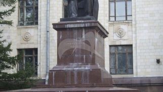 Памятник Д.И. Менделееву, 1954 г., ск. А.О. Бембель, бронза, гранит
