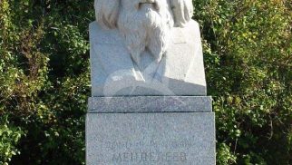 Памятник Д.И. Менделееву, 1954 г., ск. М.Г. Манизер, гранит