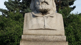 Памятник А.И. Герцену, 1954 г., ск. С.Т. Коненков, гранит