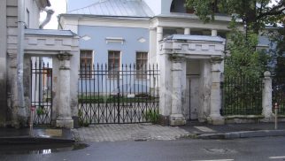 Ограда с двумя воротами, городская усадьба