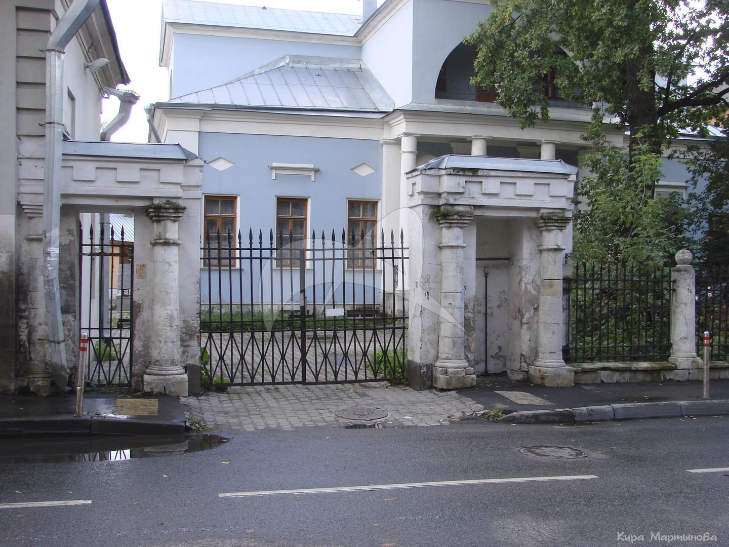 Ограда с двумя воротами, городская усадьба